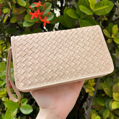 Self-Finishing Woven Clutch